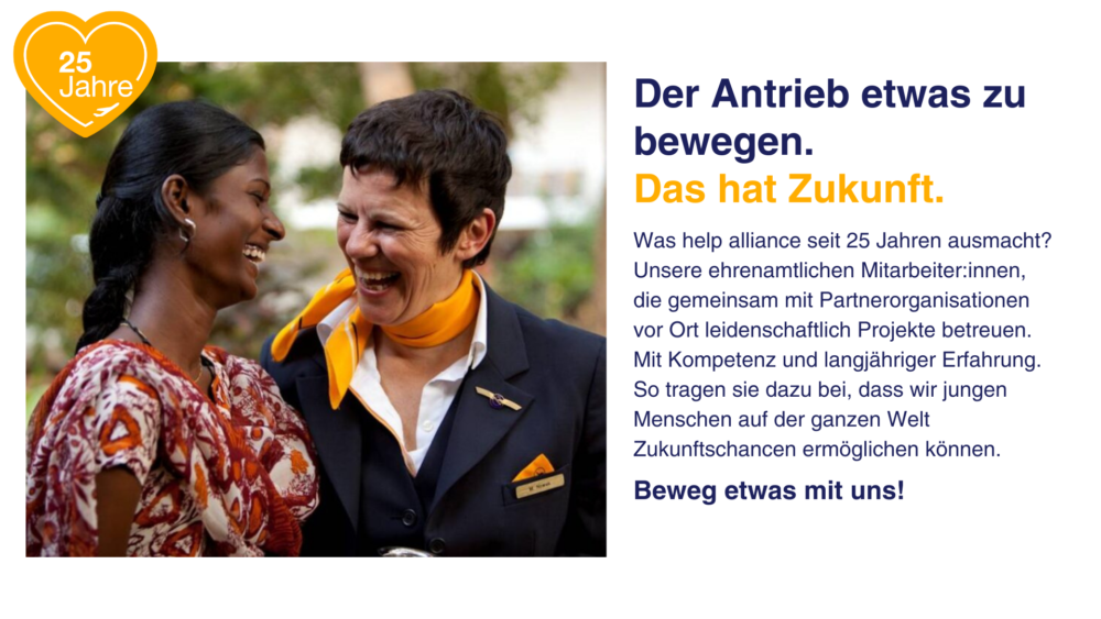 Lachende Mitarbeiterin der Lufthansa im Gespräch mit einer Frau. Text: Der Antrieb etwas zu bewegen. Das hat Zukunft. 25 Jahre Help Alliance Logo.